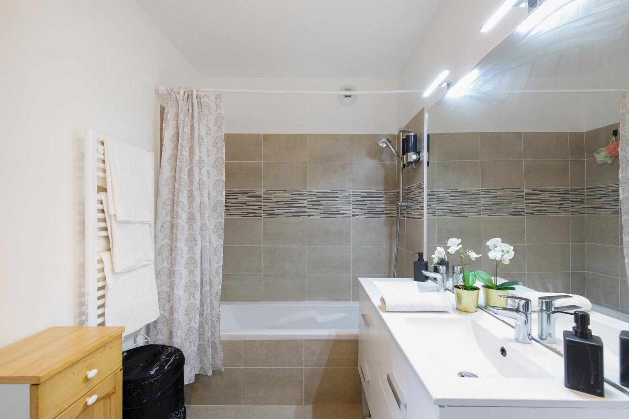 Lovely 2 Bedroom Condo With Pool Vallauris Exterior photo