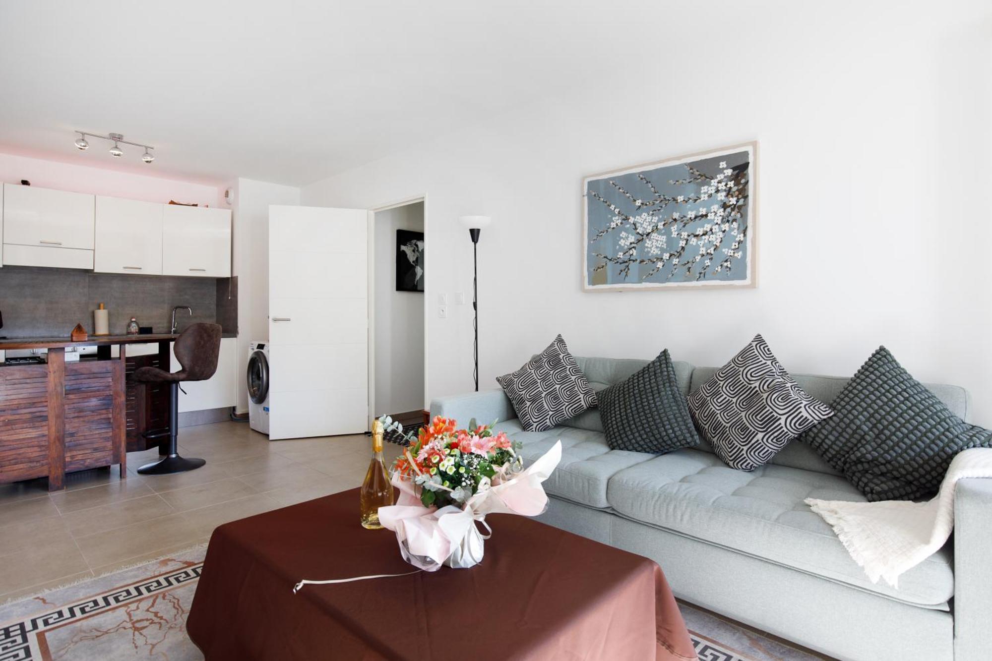 Lovely 2 Bedroom Condo With Pool Vallauris Exterior photo